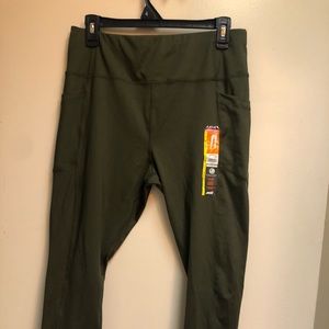 Dark Green Capri Active Leggings with Pockets